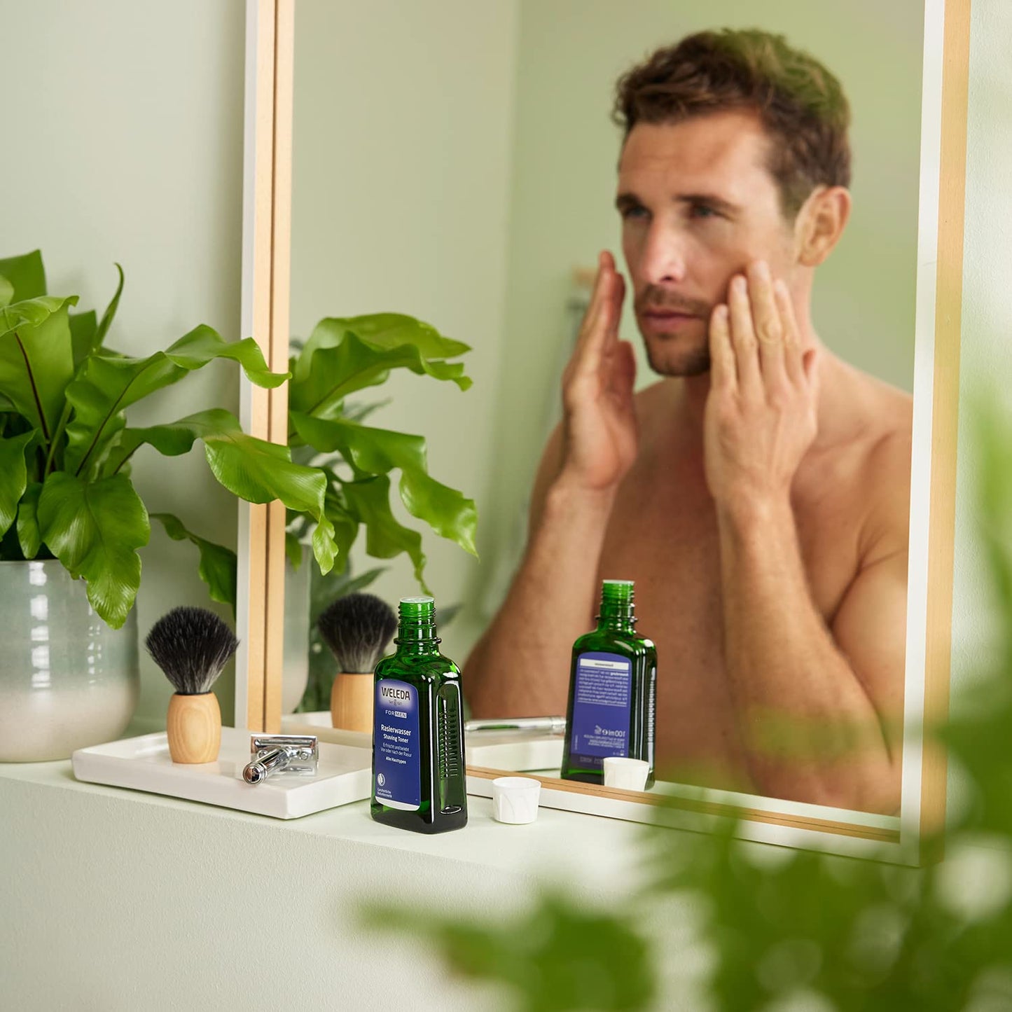 WELEDA Bio FOR MEN After Shave Balsam, erfrischendes Naturkosmetik Balsam zur Pflege und Beruhigung der Haut nach der Rasur, Lotion für reichhaltige Pflege und Schutz vor dem Austrocknen (1 x 100 ml)